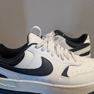 Nike Women's Size 11 Gamma Force Sneakers - EUC